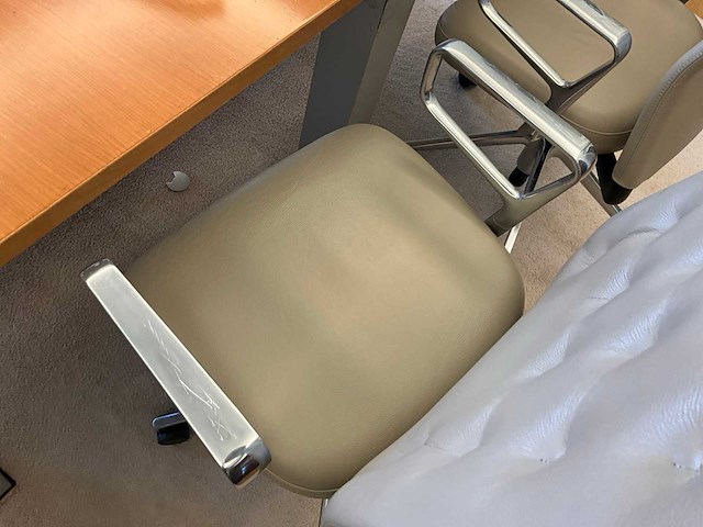 Vitra id trim design bureaustoel (6x) + wilkhahn vergadertafel - afbeelding 20 van  34