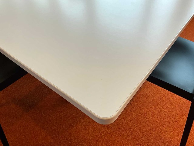 Vitra vergadertafel met stekkerblok - afbeelding 4 van  8