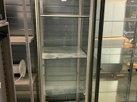 Vitrine kast zonder deur, met glazen leggers en verlichting - afbeelding 1 van  2