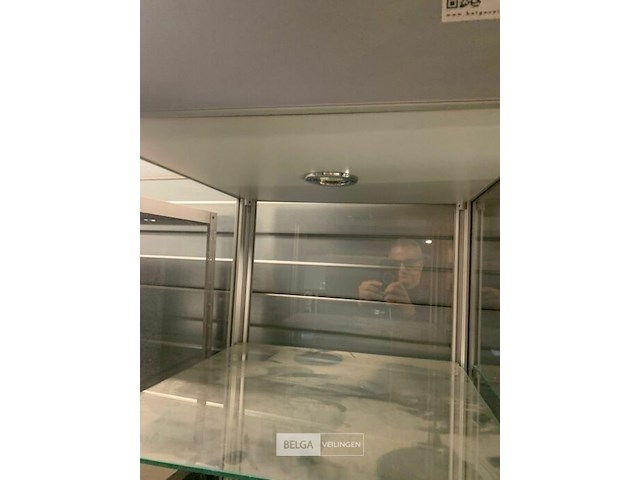 Vitrine kast zonder deur, met glazen leggers en verlichting - afbeelding 2 van  2