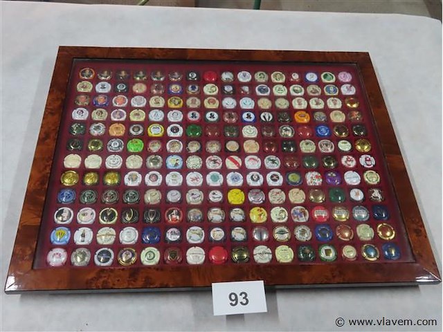 Vitrine met champagnedopjes - afbeelding 1 van  5