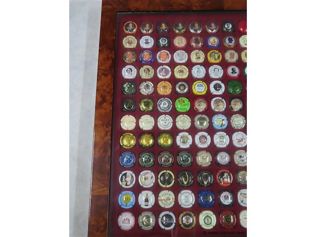 Vitrine met champagnedopjes - afbeelding 2 van  5