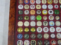 Vitrine met champagnedopjes - afbeelding 2 van  5