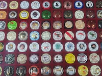 Vitrine met champagnedopjes - afbeelding 3 van  5