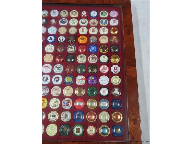 Vitrine met champagnedopjes - afbeelding 4 van  5