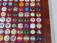 Vitrine met champagnedopjes - afbeelding 4 van  5