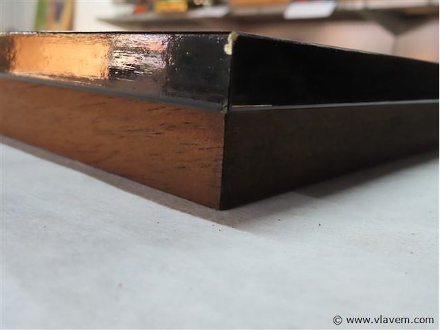 Vitrine met champagnedopjes - afbeelding 5 van  5