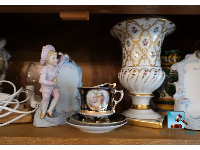 Vitrine met inhoud - afbeelding 2 van  32