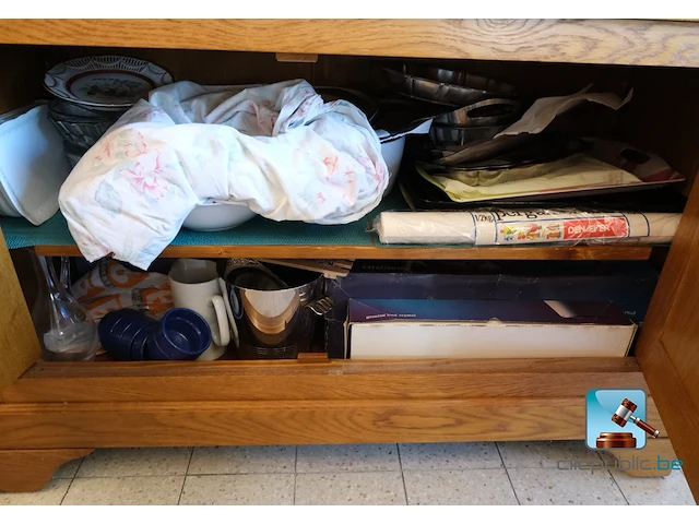 Vitrine met inhoud - afbeelding 25 van  32
