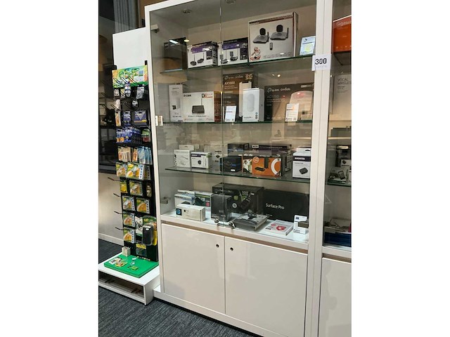 Vitrinekast (3x) - afbeelding 1 van  8