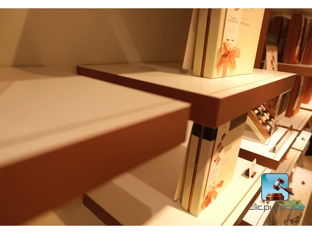 Vitrinekast en planken - afbeelding 3 van  6