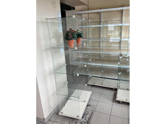 Vitrinekast in glas (2x) - afbeelding 2 van  2