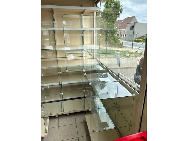 Vitrinekast in glas (3x) - afbeelding 2 van  2