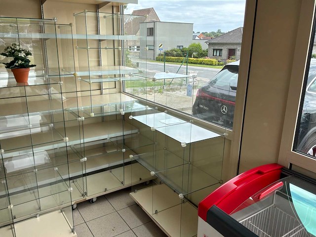 Vitrinekast in glas (3x) - afbeelding 1 van  2