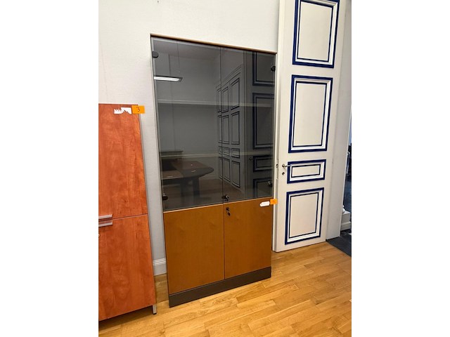 Vitrinekast met glazen deuren - afbeelding 1 van  2