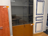 Vitrinekast met glazen deuren