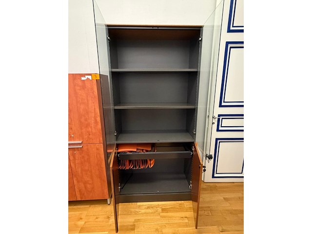 Vitrinekast met glazen deuren - afbeelding 2 van  2