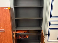 Vitrinekast met glazen deuren - afbeelding 2 van  2