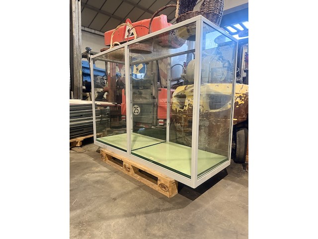 Vitrinekast met glazen legplanken - afbeelding 2 van  2