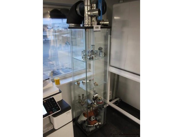 Vitrinekast met inhoud - afbeelding 1 van  2