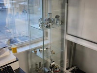 Vitrinekast met inhoud - afbeelding 1 van  2