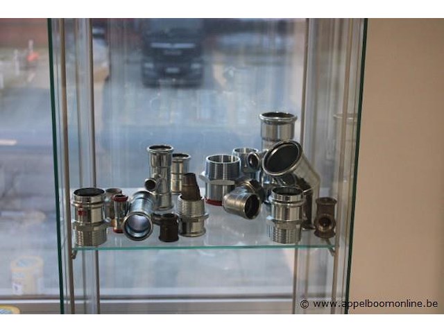 Vitrinekast met inhoud - afbeelding 2 van  2