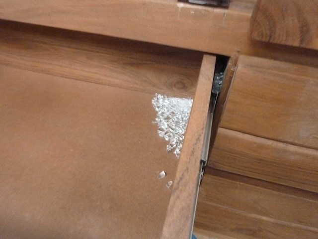 Vitrinekast van massief acaciahout - afbeelding 11 van  14