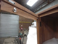 Vitrinekast van massief acaciahout - afbeelding 9 van  14