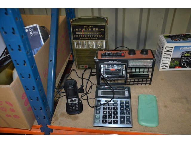 Vleesmolen moulinex, wafelijzer fritel, broodrooster best budget, kruimeldief quigg, gourmetset, 2 radio's, 2 rekenmachines - afbeelding 2 van  8