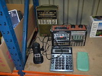 Vleesmolen moulinex, wafelijzer fritel, broodrooster best budget, kruimeldief quigg, gourmetset, 2 radio's, 2 rekenmachines - afbeelding 2 van  8