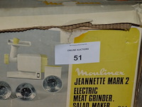 Vleesmolen moulinex, wafelijzer fritel, broodrooster best budget, kruimeldief quigg, gourmetset, 2 radio's, 2 rekenmachines - afbeelding 3 van  8