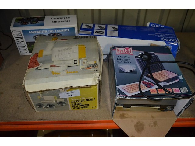 Vleesmolen moulinex, wafelijzer fritel, broodrooster best budget, kruimeldief quigg, gourmetset, 2 radio's, 2 rekenmachines - afbeelding 4 van  8