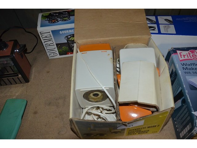 Vleesmolen moulinex, wafelijzer fritel, broodrooster best budget, kruimeldief quigg, gourmetset, 2 radio's, 2 rekenmachines - afbeelding 5 van  8