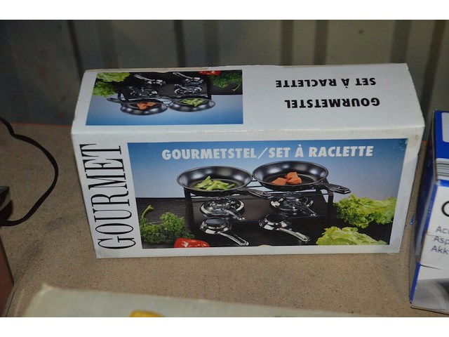 Vleesmolen moulinex, wafelijzer fritel, broodrooster best budget, kruimeldief quigg, gourmetset, 2 radio's, 2 rekenmachines - afbeelding 6 van  8