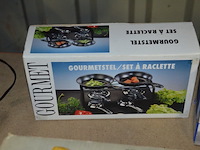 Vleesmolen moulinex, wafelijzer fritel, broodrooster best budget, kruimeldief quigg, gourmetset, 2 radio's, 2 rekenmachines - afbeelding 6 van  8