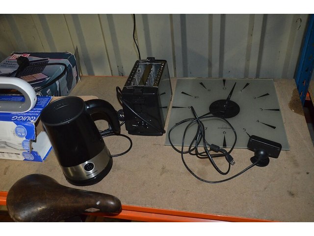 Vleesmolen moulinex, wafelijzer fritel, broodrooster best budget, kruimeldief quigg, gourmetset, 2 radio's, 2 rekenmachines - afbeelding 8 van  8