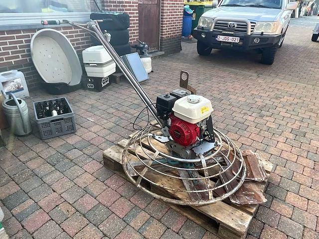 Vlindermachine / betonvlinder met benzinemotor - afbeelding 1 van  6