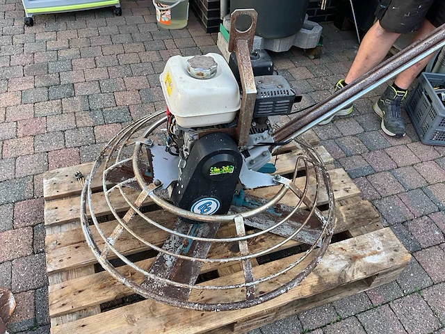 Vlindermachine / betonvlinder met benzinemotor - afbeelding 2 van  6