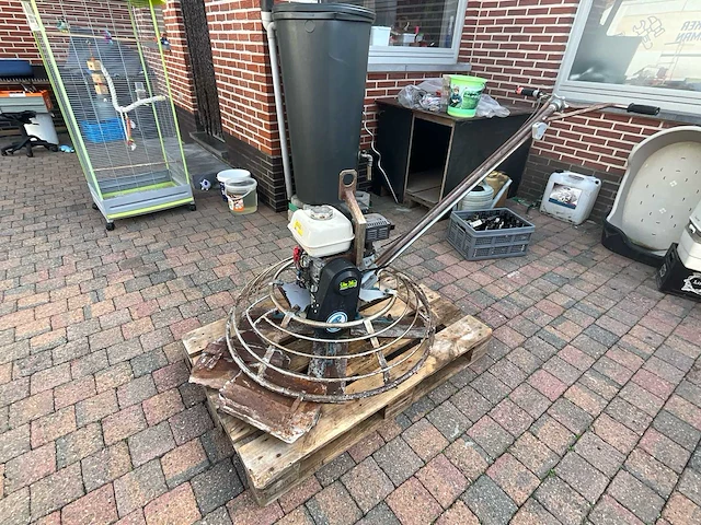 Vlindermachine / betonvlinder met benzinemotor - afbeelding 3 van  6