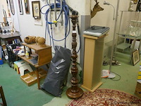 Vloerkandelaar in hout - afbeelding 1 van  1