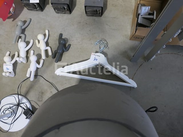 Vloerlampen, buitenverlichting, kasthaken, hangers, aluminium rails voor gordijnen,... - afbeelding 5 van  7