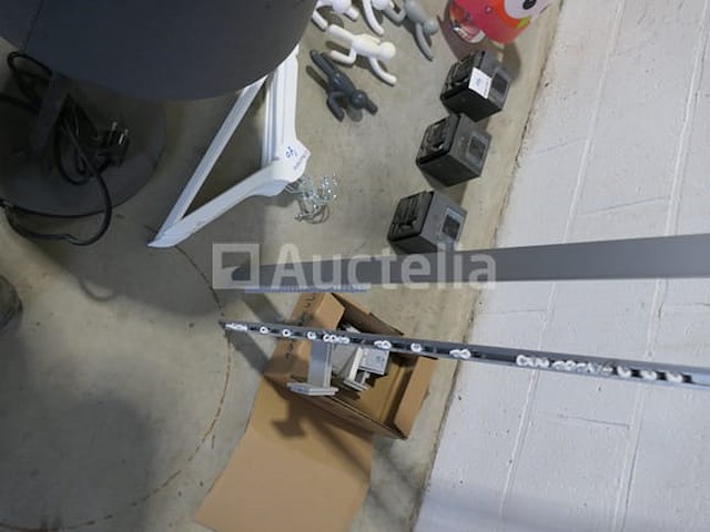 Vloerlampen, buitenverlichting, kasthaken, hangers, aluminium rails voor gordijnen,... - afbeelding 6 van  7