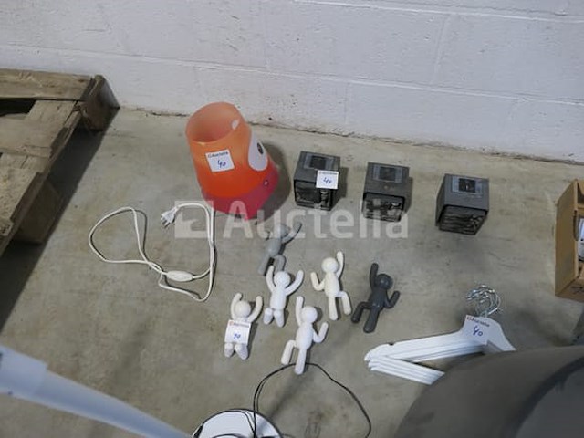 Vloerlampen, buitenverlichting, kasthaken, hangers, aluminium rails voor gordijnen,... - afbeelding 7 van  7