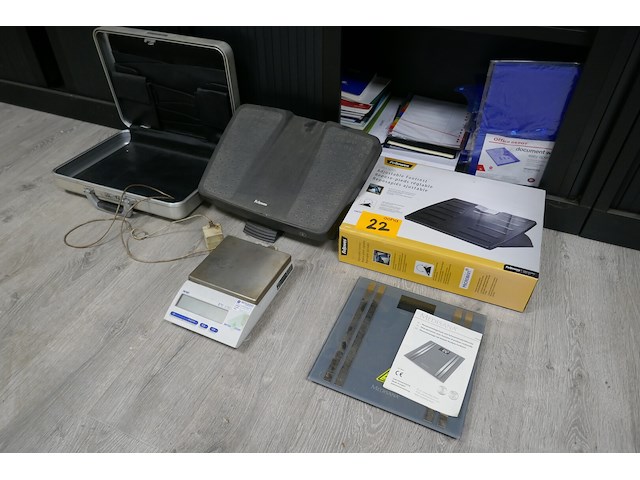 Voetensteun + weegschalen - afbeelding 1 van  4