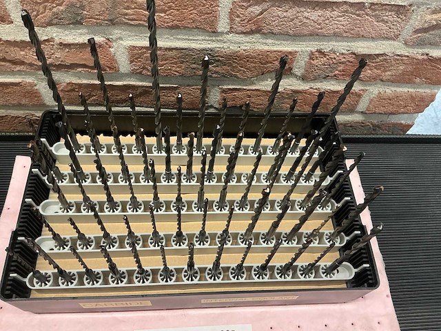 Volhardmetalen boor met inwendige koelingsgaten (65x) - afbeelding 1 van  2