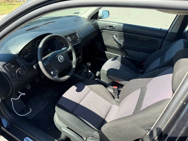 Volkswagen - 2004 - golf - 4 - personenauto - afbeelding 5 van  17