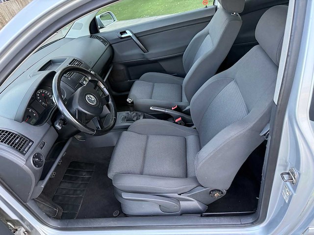 Volkswagen - 2004 - polo - personenauto - afbeelding 11 van  25