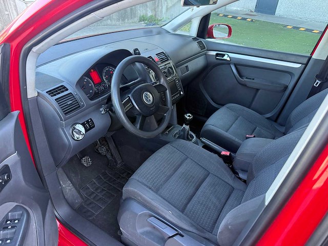 Volkswagen - 2004 - touran - personenauto - afbeelding 7 van  22