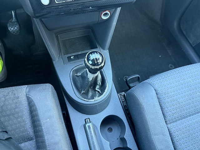 Volkswagen - 2004 - touran - personenauto - afbeelding 13 van  22