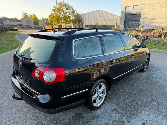 Volkswagen - 2005 - passat - personenauto - afbeelding 2 van  28